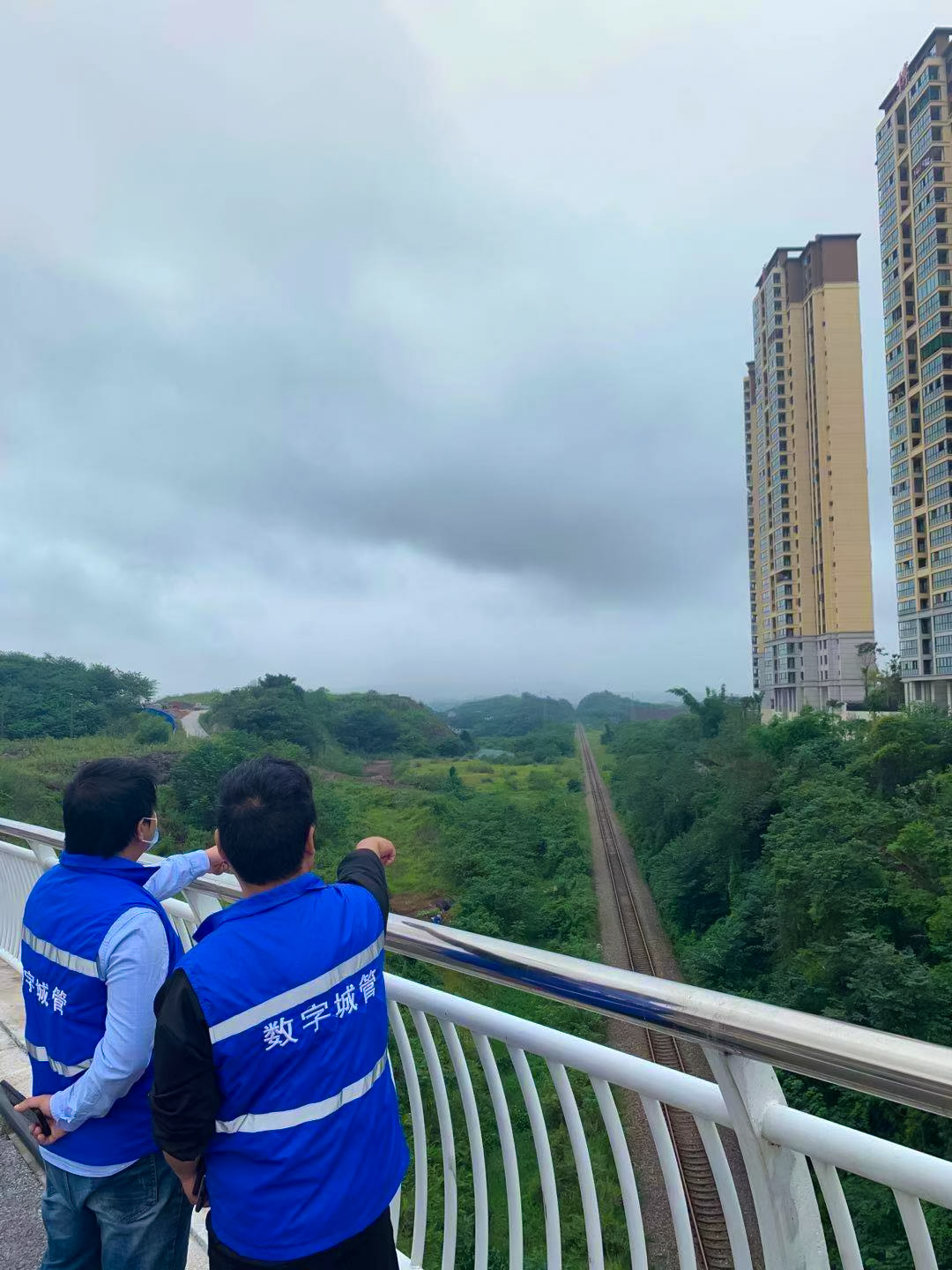 震后鐵路沿線(xiàn)安全巡查，保障鐵路穩定運行